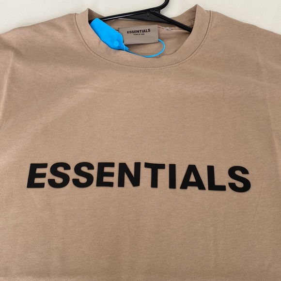 Essentials Tshirt size S - Picture 2 of 7